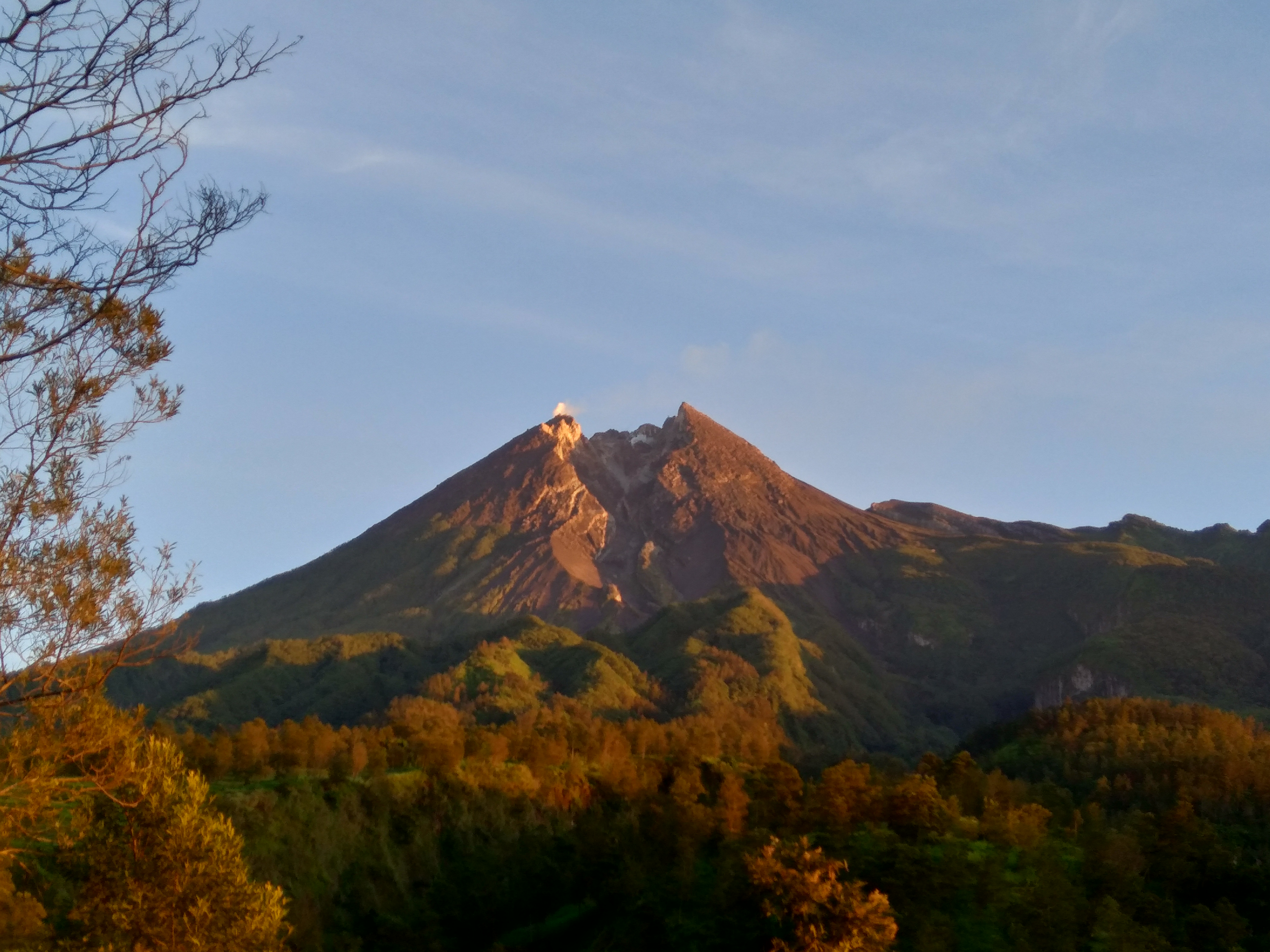 Merapi di pagi hari